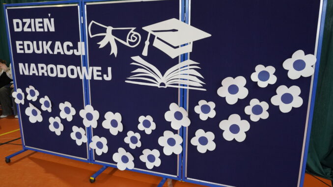 Dzień Edukacji Narodowej w Gminie Perlejewo. Uroczysta akademia i podziękowania dla pracowników oświaty.